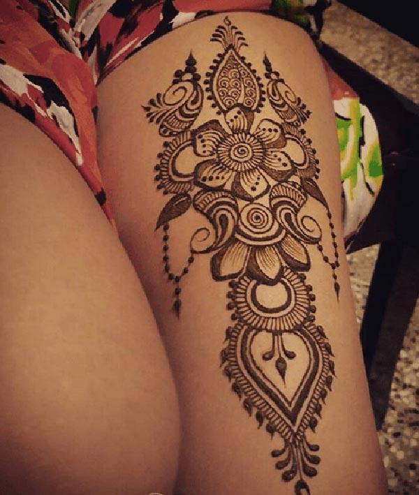 A breath taking masterpiece mehendi design on thigh for ladies