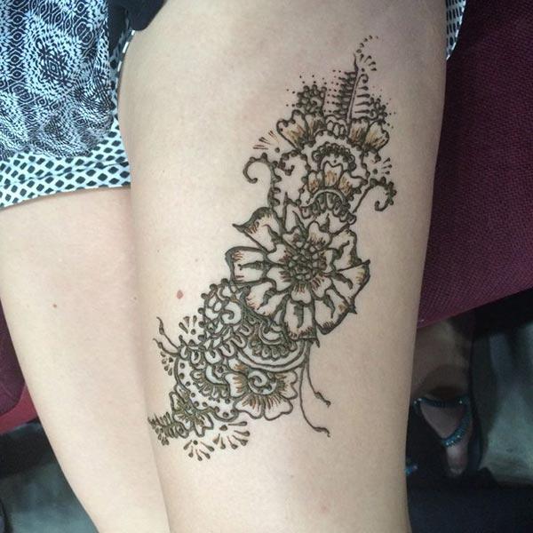 A pretty thigh mehendi design for ladies and girls