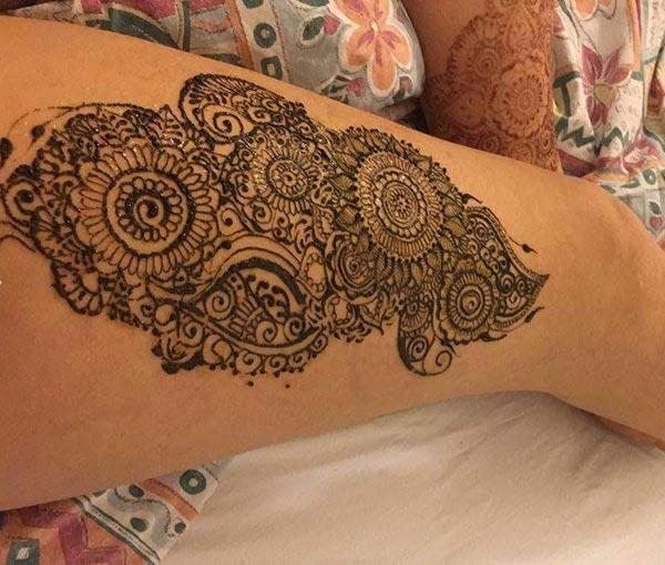 A classic thigh mehendi design for girls and women