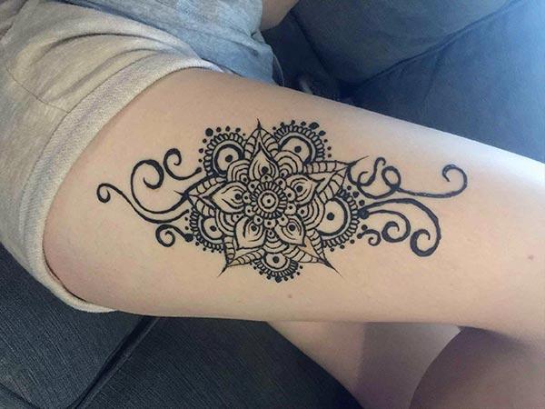 A simple stylish mehendi design on thigh for Women