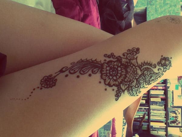 An elegant thigh mehendi design for girls