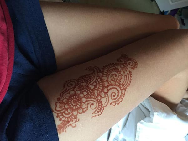 A beautiful floral mehendi design on thigh for Ladies