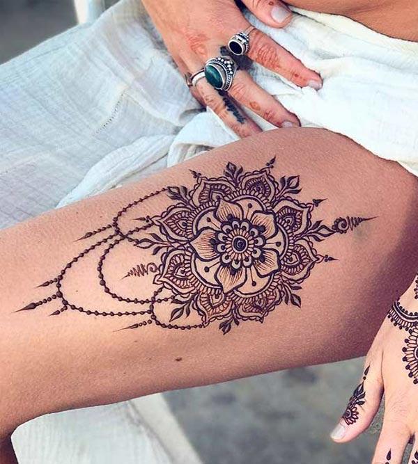 A sexy mehendi design on thigh for Girls