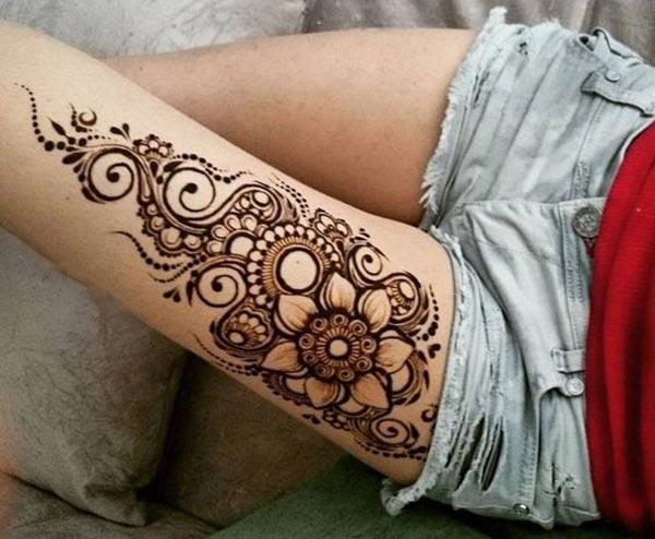A jaw-dropping artistic mehendi design on thigh for Girls