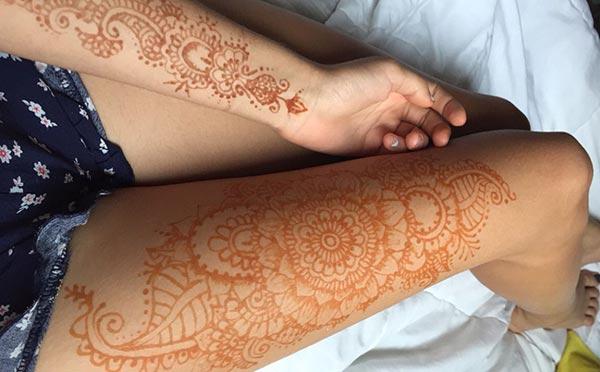 A striking floral mehendi design on thigh for girls and women