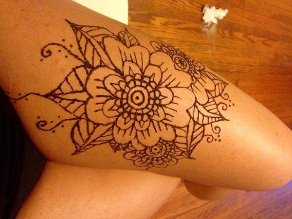 A simple mehendi design on thigh for ladies