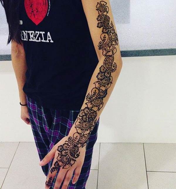 A heartwarming full hand mehendi design for girls