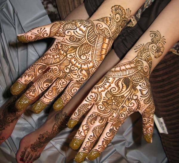 A breath taking mehendi design on palm for girls and ladies