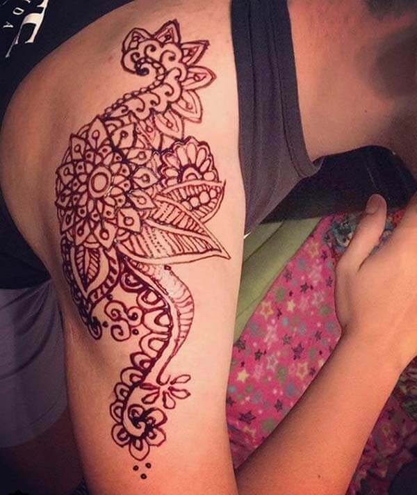 An eye-catchy shoulder mehendi design for Girls and ladies