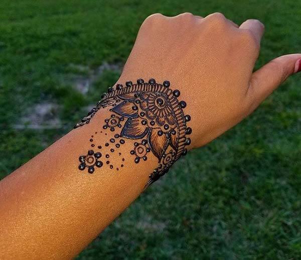A gorgeous mehendi design on wrist for Woman and girls