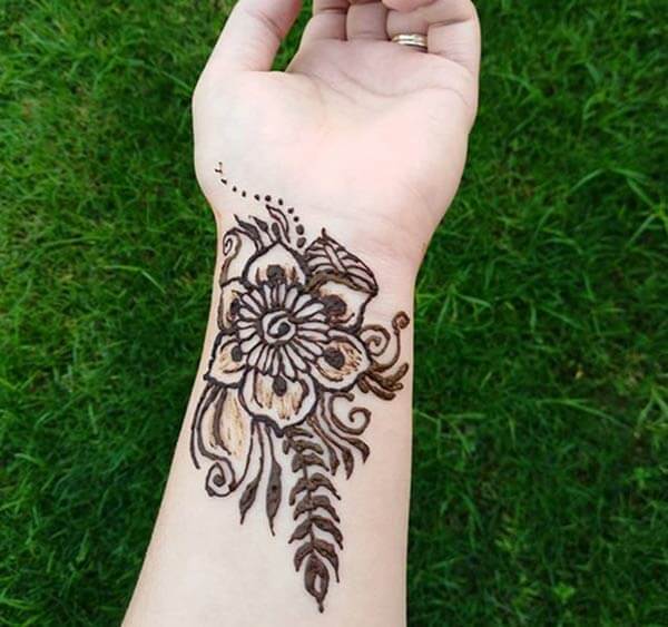 An engaging mehendi design on wrist for girls and women